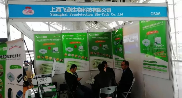 客户来乐虎游戏展台洽谈